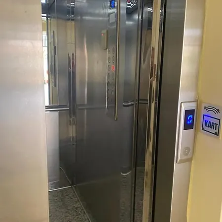 New Bazaar-apartment 1 アパート ティラナ